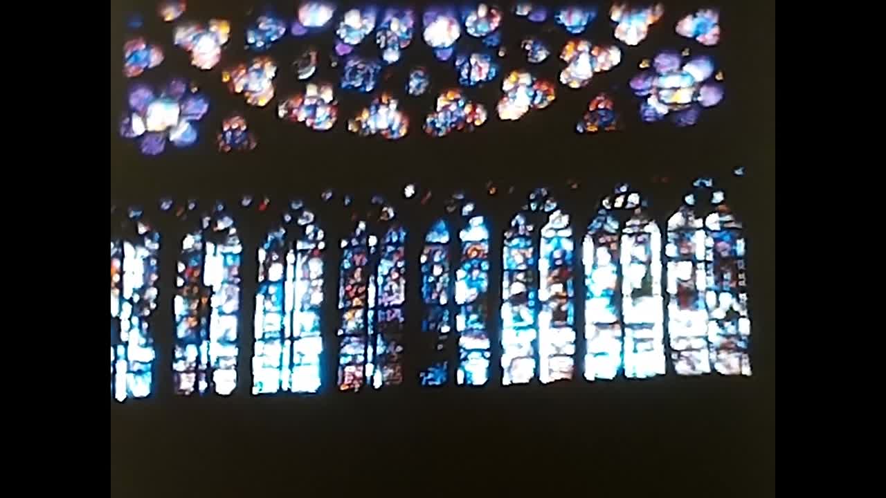 태양은 유명한 노트르담 대성당의 장미창을 통해 빛납니다.