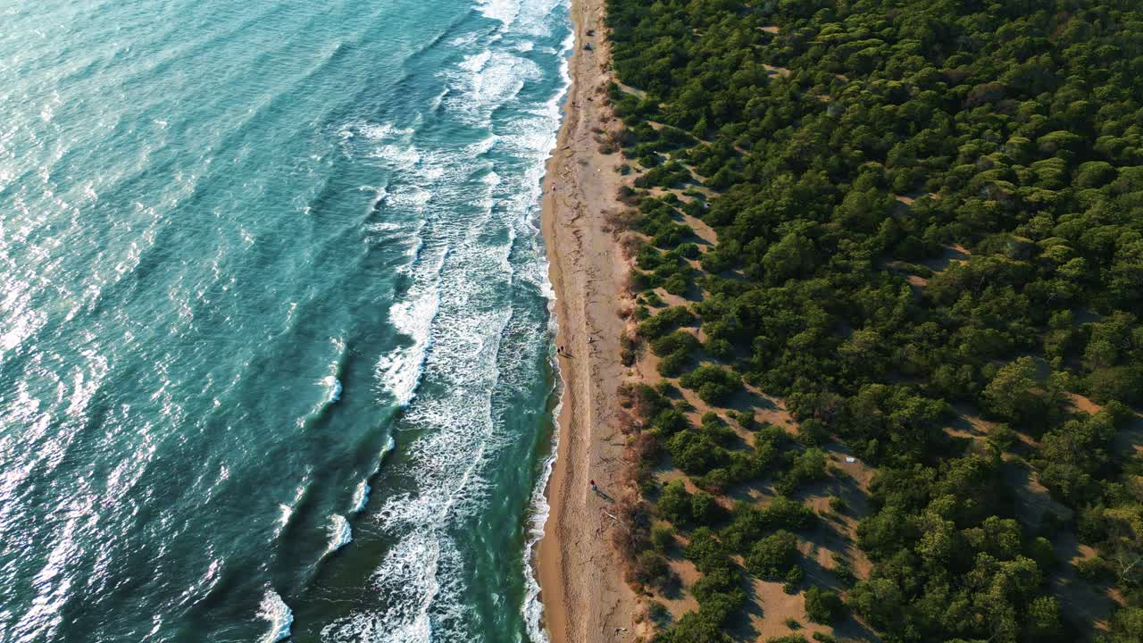 национальный парк "дикий пляж маремма" в тоскане, италия