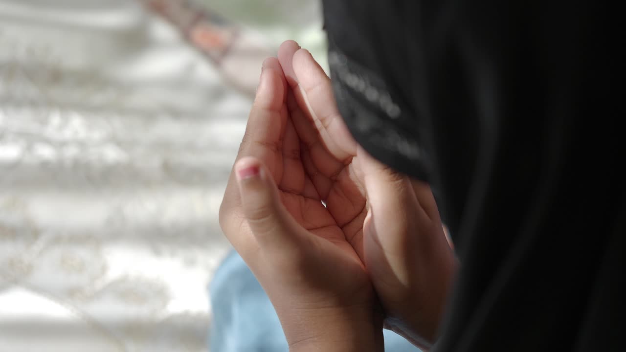 Wanita Muslim Berdoa