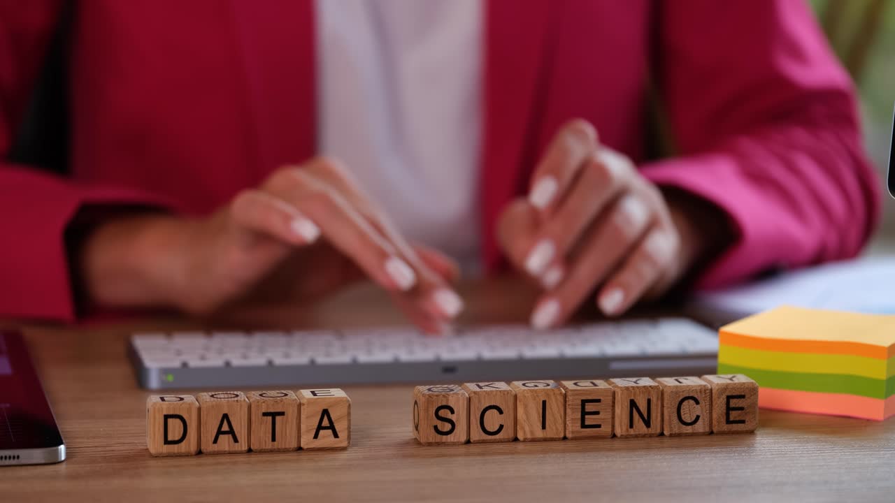 Frasen "data science" lavet af trækuber foran en medarbejder.