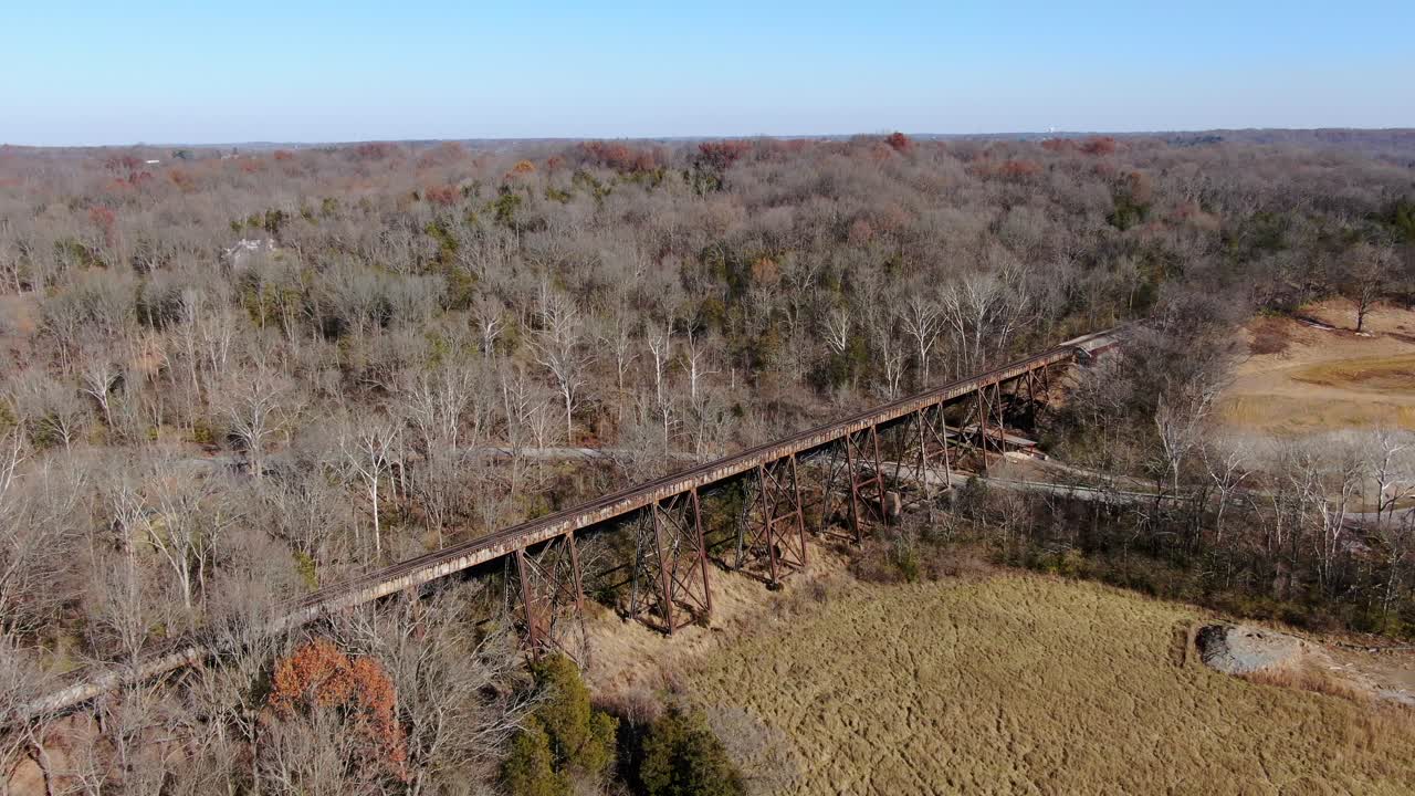 disparo aéreo empujando hacia adelante hacia el papa lick caballete de ferrocarril y a través de los campos y el bosque en louisville kentucky