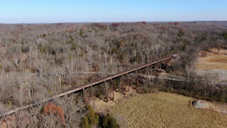 Toma-Aérea-Avanzando-Hacia-El-Caballete-Del-Ferrocarril-Pope-Lick-Y-A-Través-De-Los-Campos-Y-Bosques-En-Louisville-Kentucky