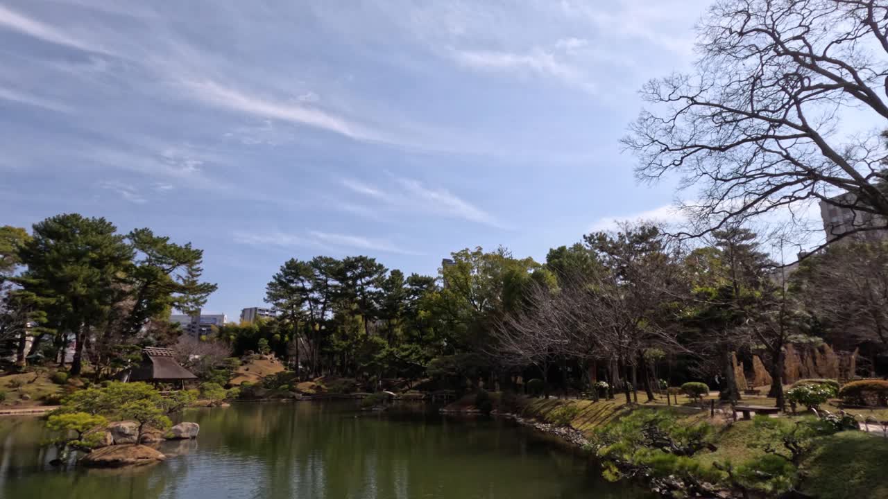 전통적인 일본 정원을 가로질러 조용히 는