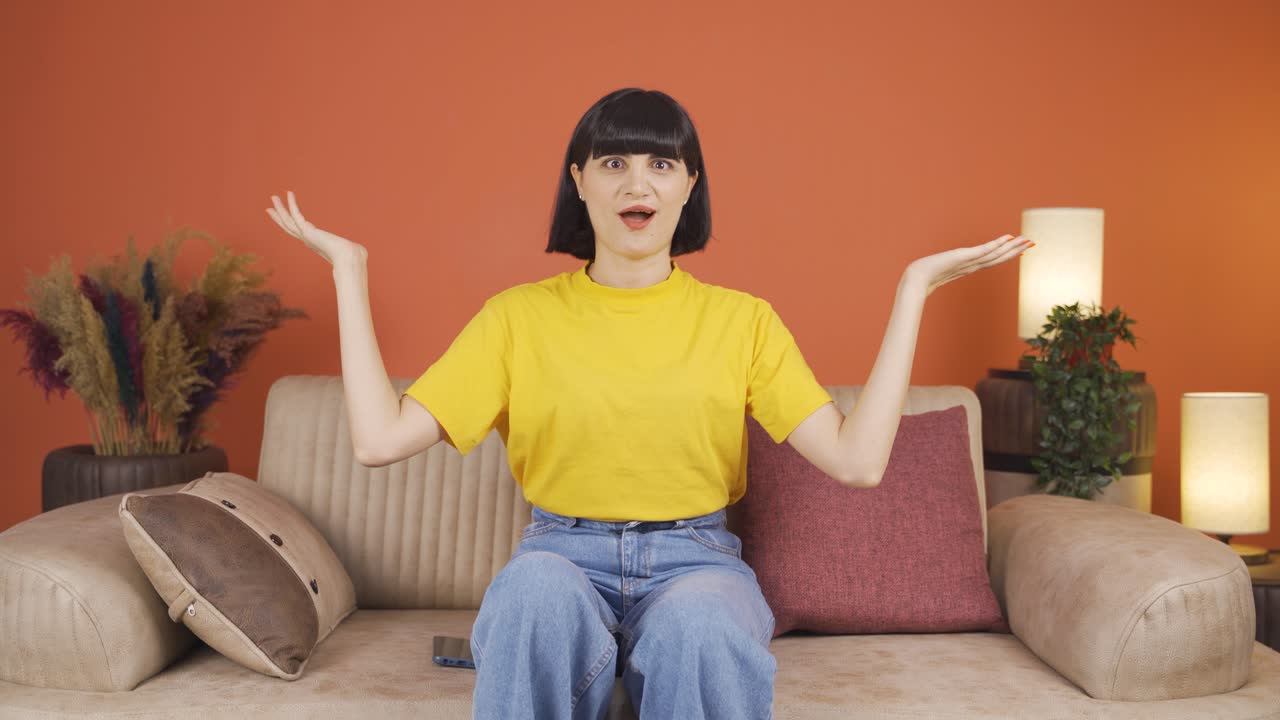 그 여자는 카메라에 "와우"라고 말합니다.