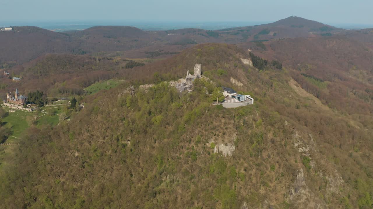 дрон - аэрофотосъемка руин драхенфельс с замком драхенбург и рекой рейн зебенгебирге недалеко от бонна - кенигсвинтер 30p