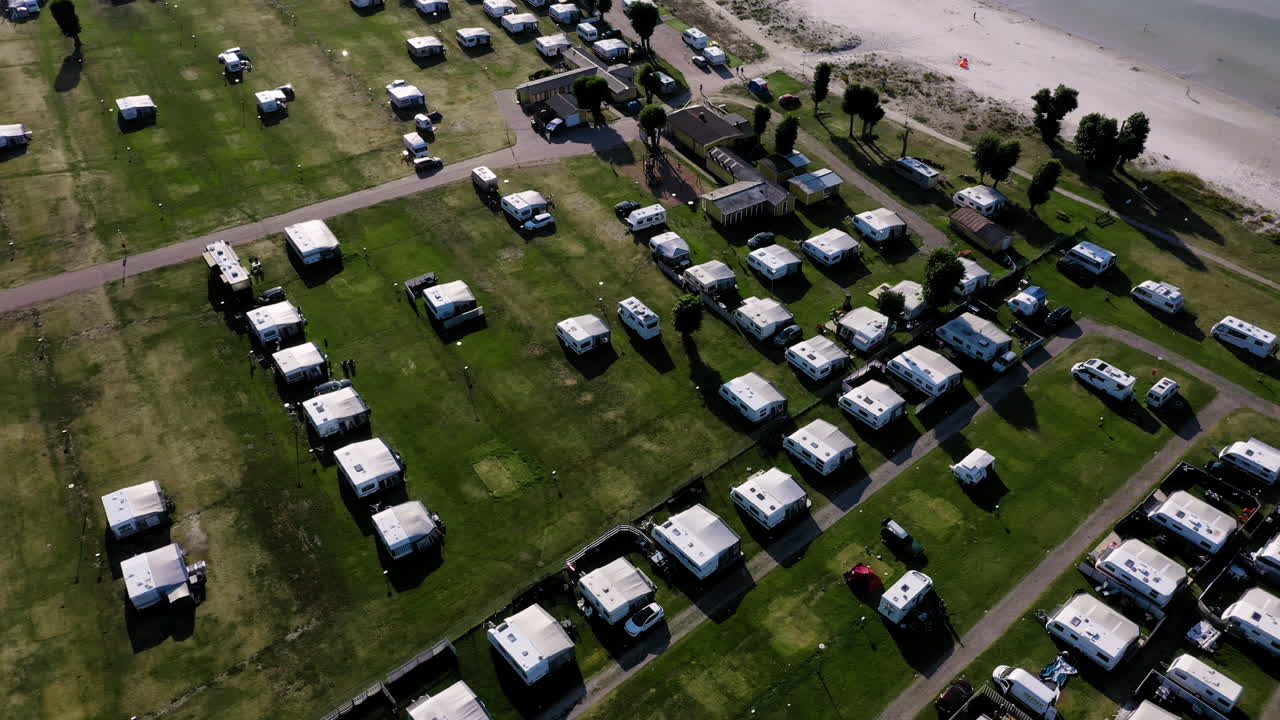 캠프장에서 야영을 하고 있는 많은 캐러밴들이 휴가 휴가를 즐기고 있는 캠핑객들