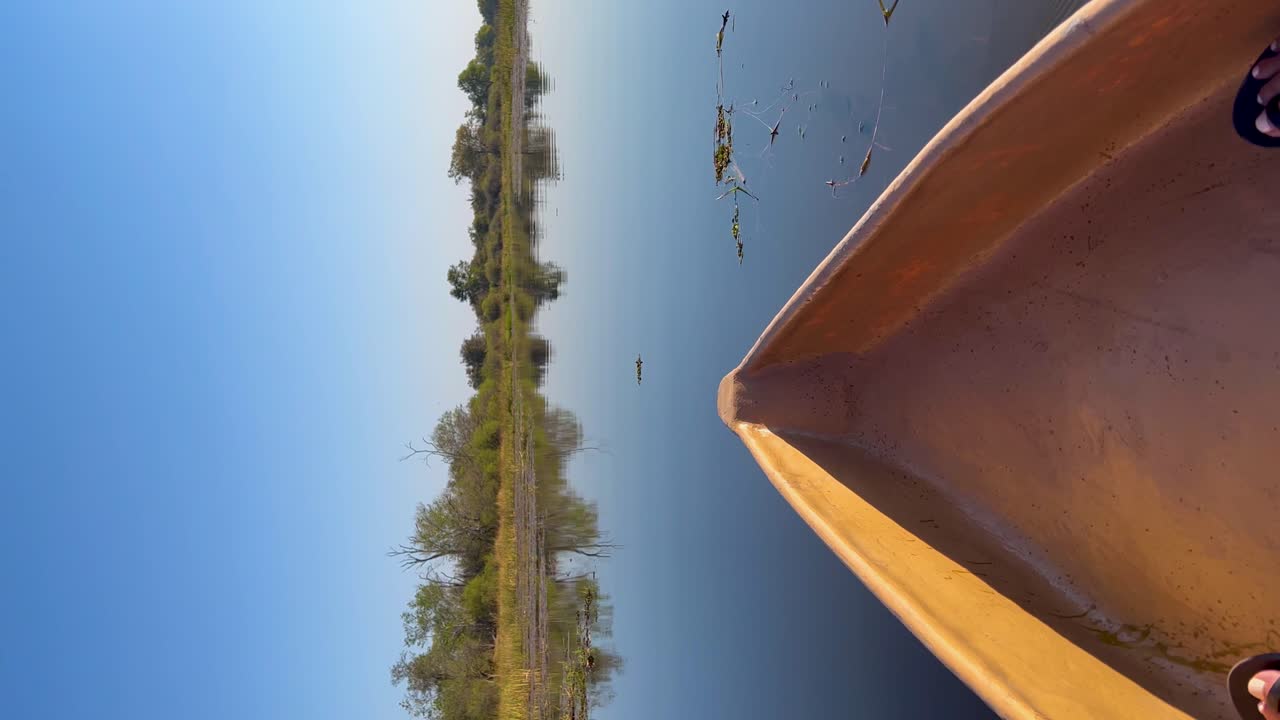 canotaje vertical en mokoro en botswana en el delta de okavango