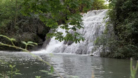 Schöne-Kaskadenwasserfalllandschaft