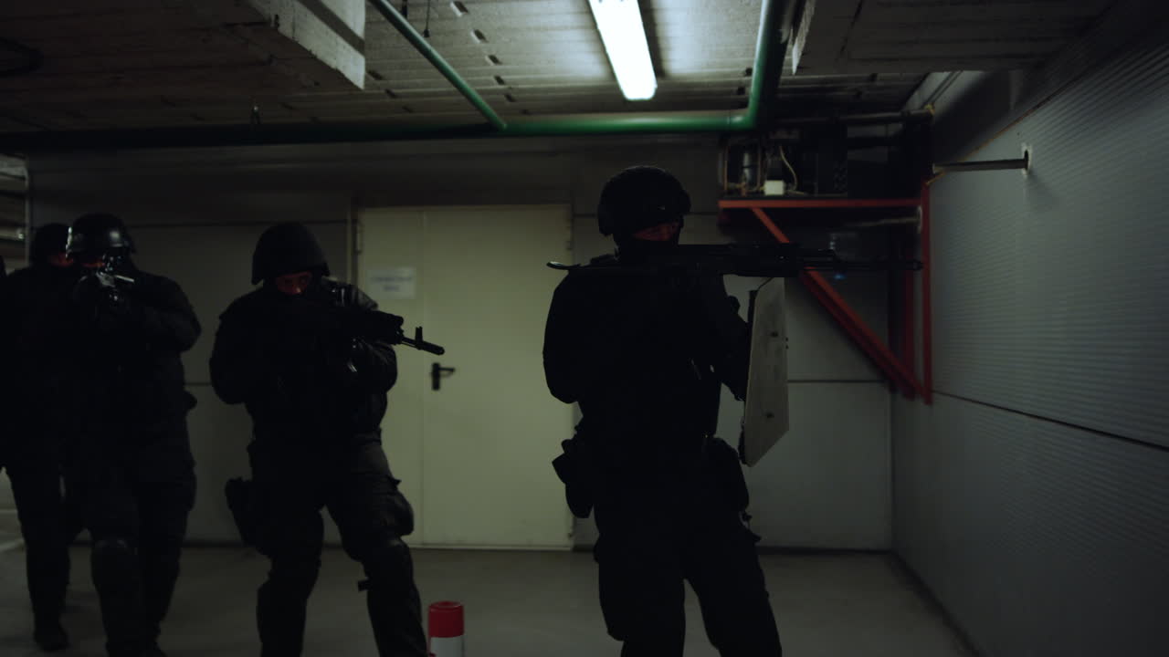 駐車場で歩いている警察官