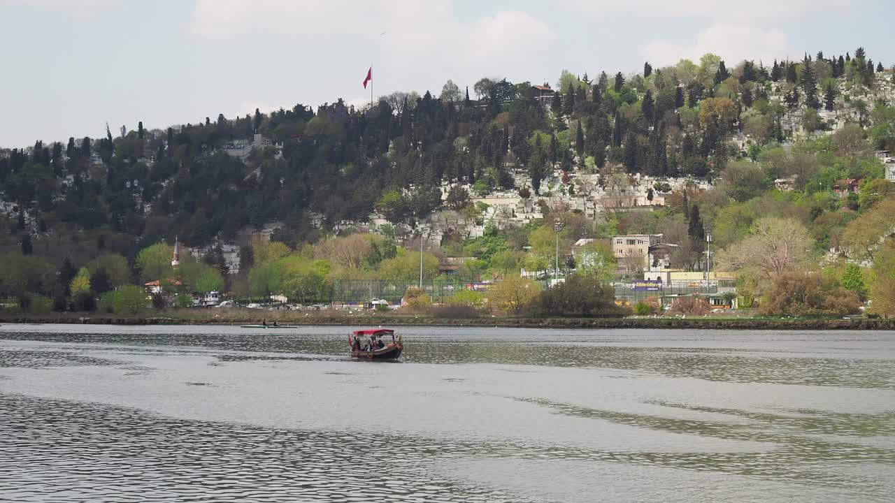 배경 에 언덕 의 묘지 와 함께 강 에 있는 배