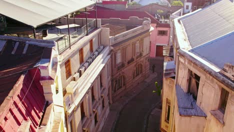 vista aérea del barrio concha y toro con vistas a los techos de los balcones y los coches que conducen por las estrechas calles adoquinadas