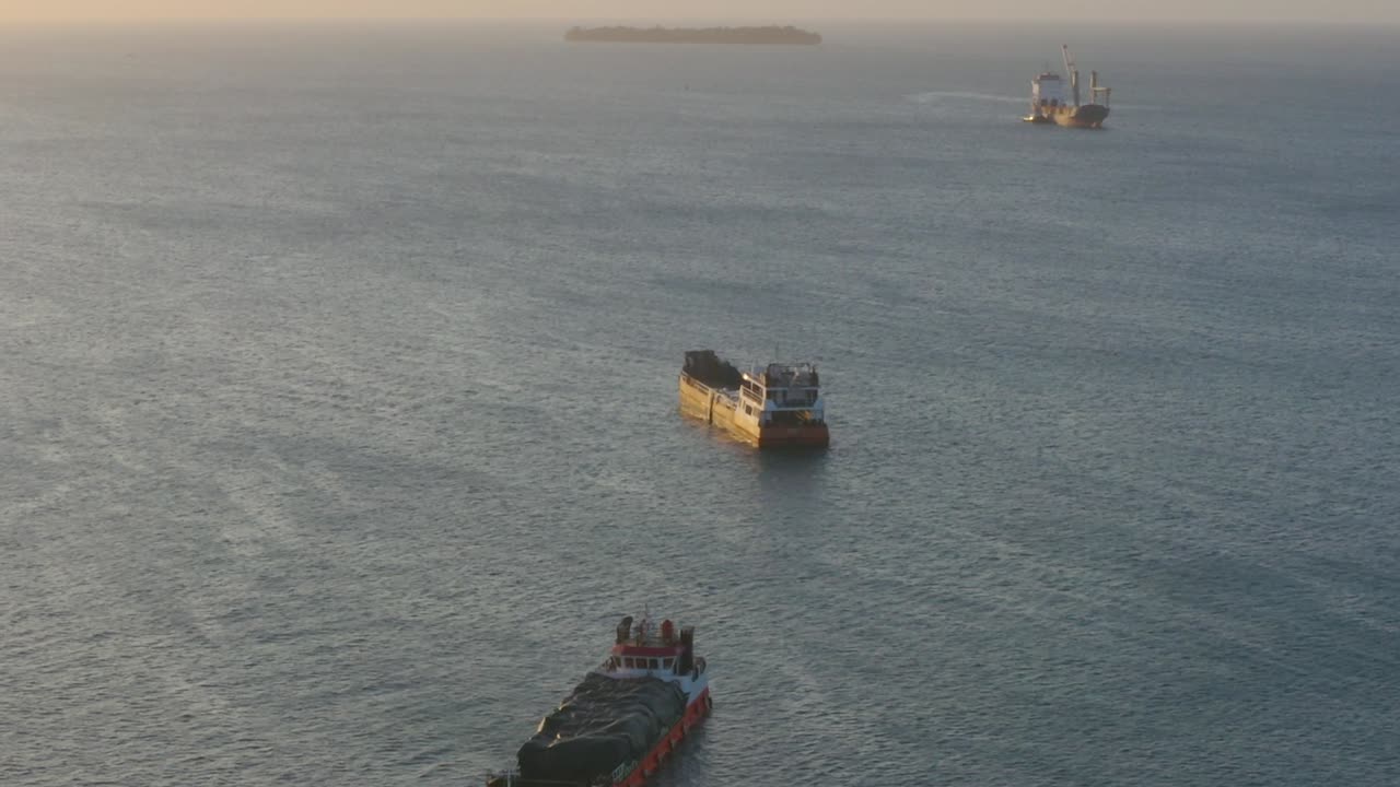 inclínate desde el océano hasta la isla prisión desde un dron