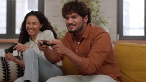 pareja jugando a videojuegos