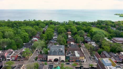 drone volando a lo largo de casas a orillas del lago en el lago ontario en un día de verano