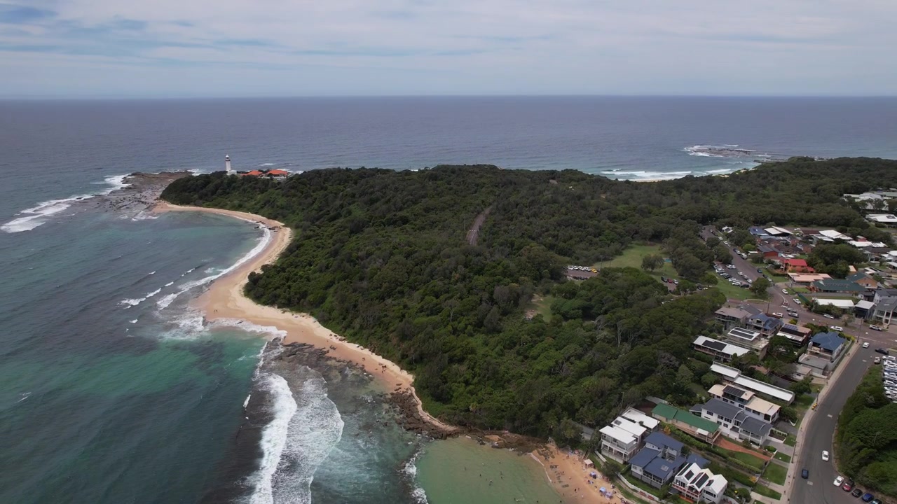Lighthouse Beach in una giornata nuvolosa nel Nuovo Galles del Sud, Australia - Ripresa con drone