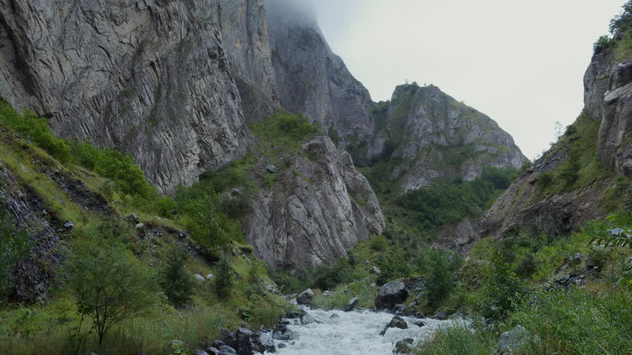 Lembah Gunung dengan Sungai