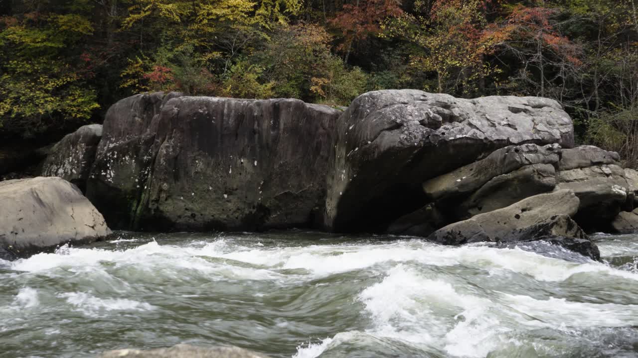강 협곡, 웨스트 버지니아를 흐르는 물의 hand0held 샷