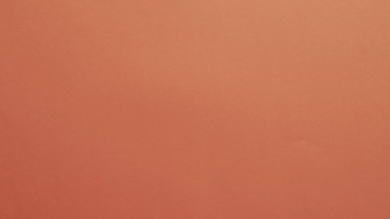 오렌지색 배경에 복사 공간과 함께 할로윈 골격 손의 비디오