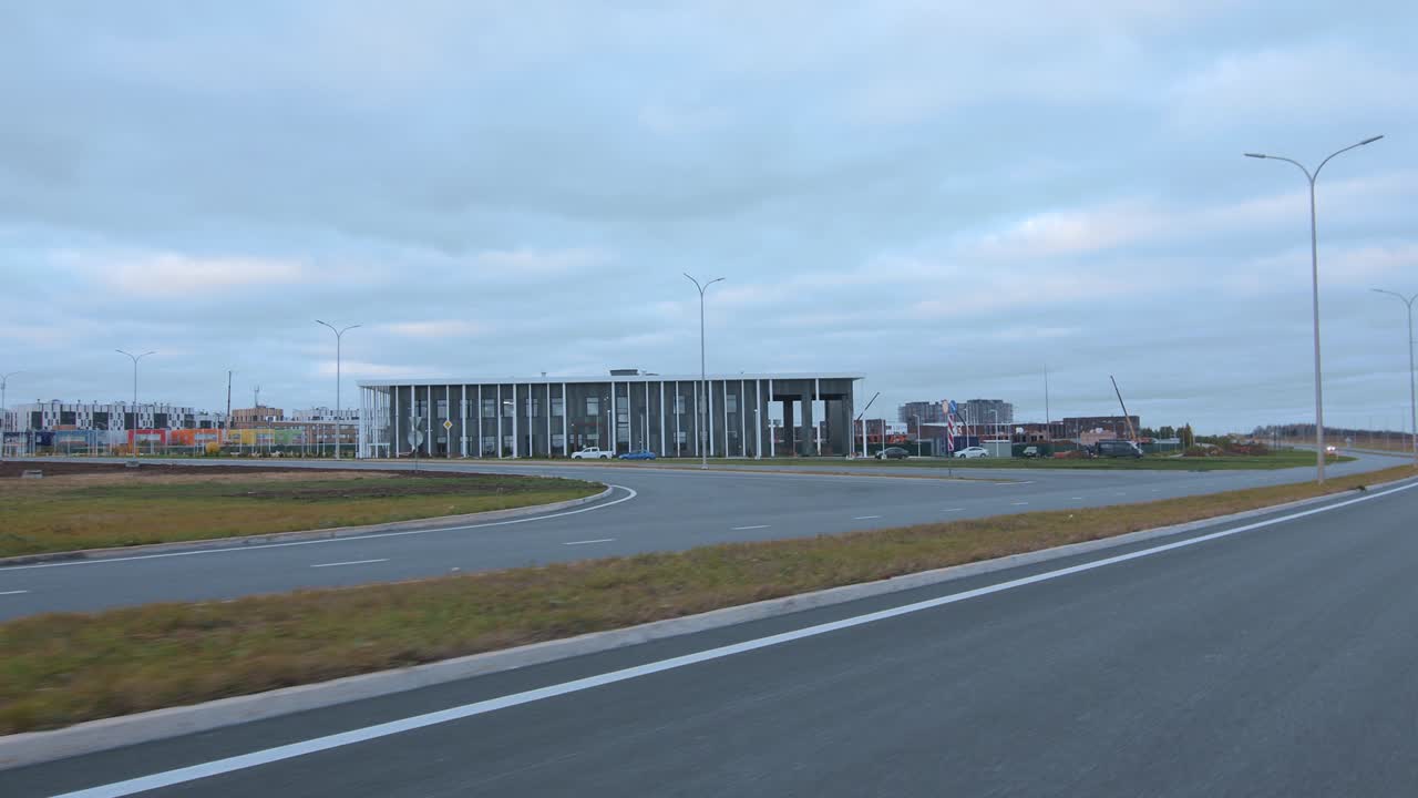 사무실은 스포츠 센터와 놀이터를 지나 도로를 따라 운전합니다.