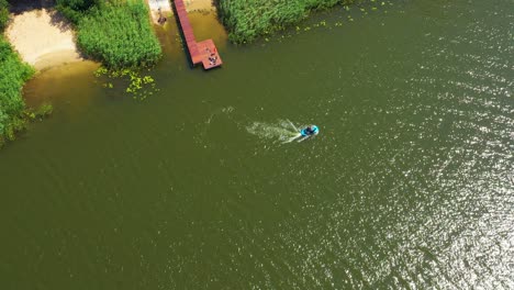 Luxusboot-In-Dunkler-Farbe,-Schnelle-Bewegung-Auf-Blauem-Wasser,-Luftbild