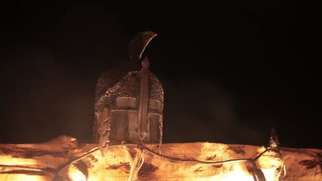 casco de batalla para una valiente lucha contra el enemigo defendiendo el vikingo. pedestal