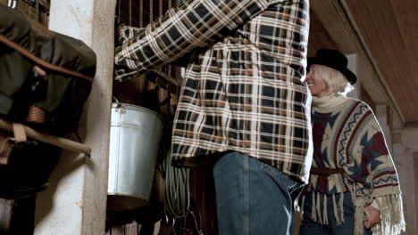 una mujer cuidando al caballo.