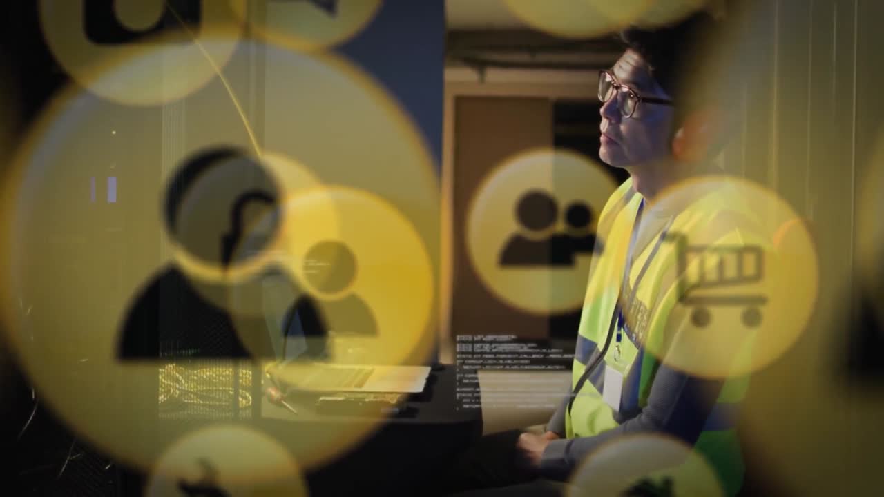 animación de datos sobre hombre asiático ingeniero informático con portátil comprobando el servidor de computadora