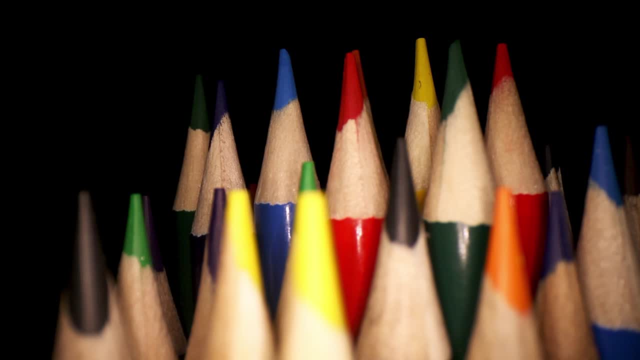 panorámica justo más allá de los lápices de colores, las filas 3 y 4 están enfocadas