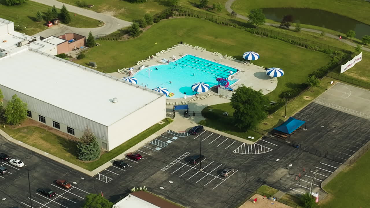 Fitness- og wellnesskompleks med swimmingpool, fitnesscenter, offentlig parkering og sportsbane