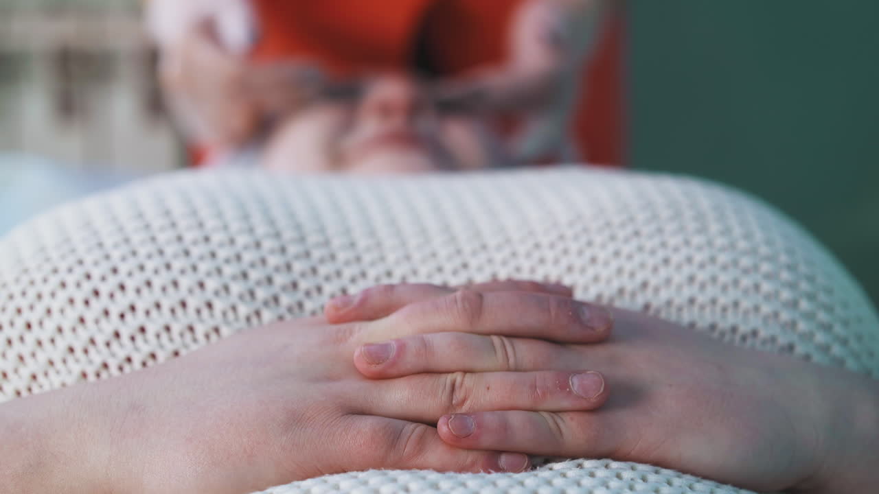 chica con sobrepeso bajo con cuadros se somete a masaje facial