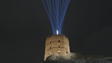 Luces-Láser-Que-Iluminan-El-Cielo-Nocturno-Desde-Un-Castillo-Medieval