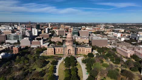 vista aérea frente al capitolio del estado de texas, soleado día de otoño en austin, estados unidos