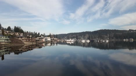 Postcard-picture-reflection-of-the-landscape-surrounding-Gig-Harbor-Washington,-aerial-lift,-and-dolly