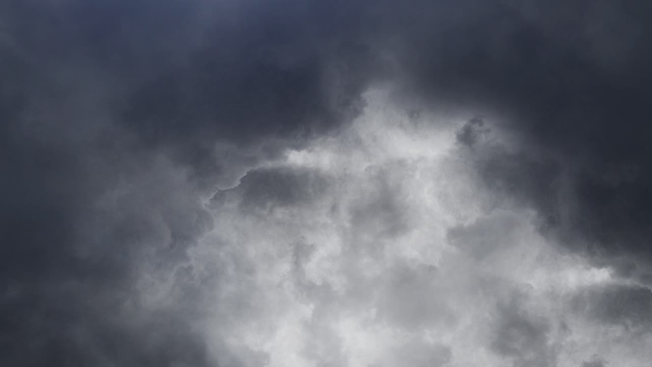 tormentas eléctricas y nubes grises moviéndose sobre el cielo oscuro