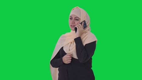 Mujer-Musulmana-Hablando-Por-Teléfono-Con-Pantalla-Verde