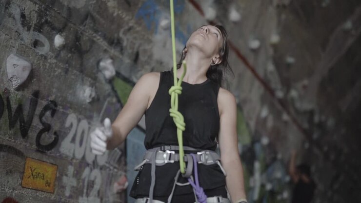 Paura di cadere durante l'arrampicata su roccia al centro La Foixarda di Barcellona.