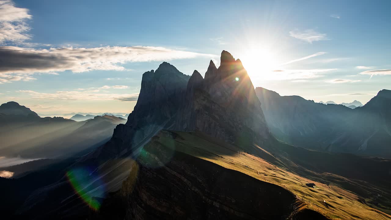 timelapse del amanecer en la montaña de seceda, tirol del sur, parte de la cordillera de los dolomitas, italia