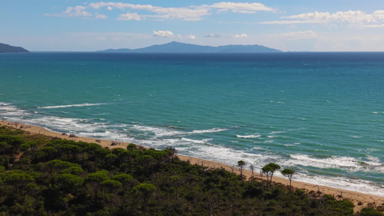 Foresta mediterranea e calme acque turchesi lungo la pittoresca costa della Maremma. Toscana vista dall'alto