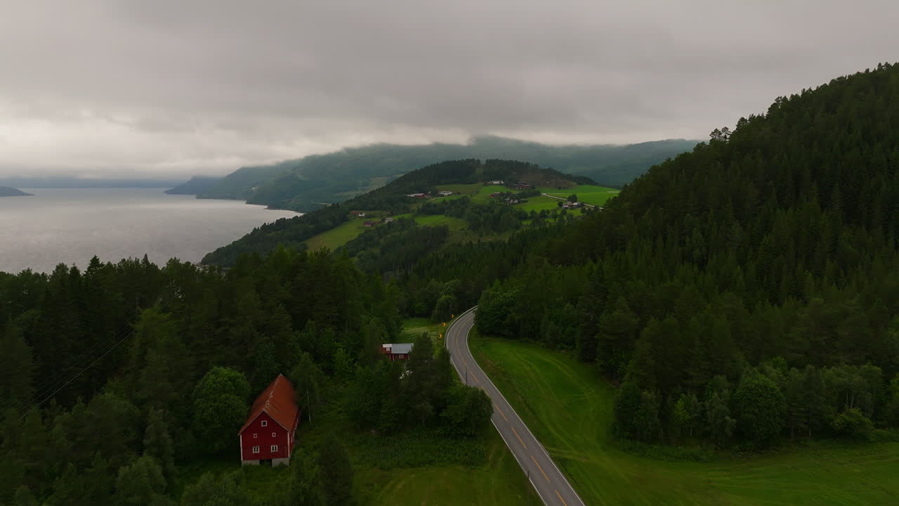 Vei langs norsk kyst, vestlandsk landskap, landsbygd.