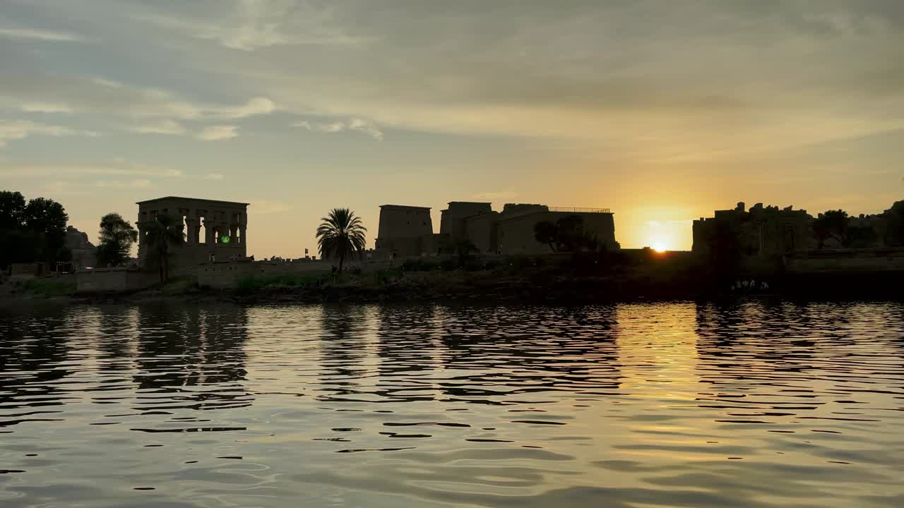 hermoso templo de philae a la luz del atardecer el hermoso templo de philae y los pilones grecorromanos se ven desde el río nilo un templo dedicado a isis, diosa del amor asuán egipcio