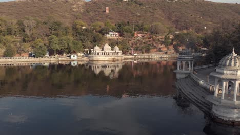 4k aerial footage of the shore of the city of udaipur, india