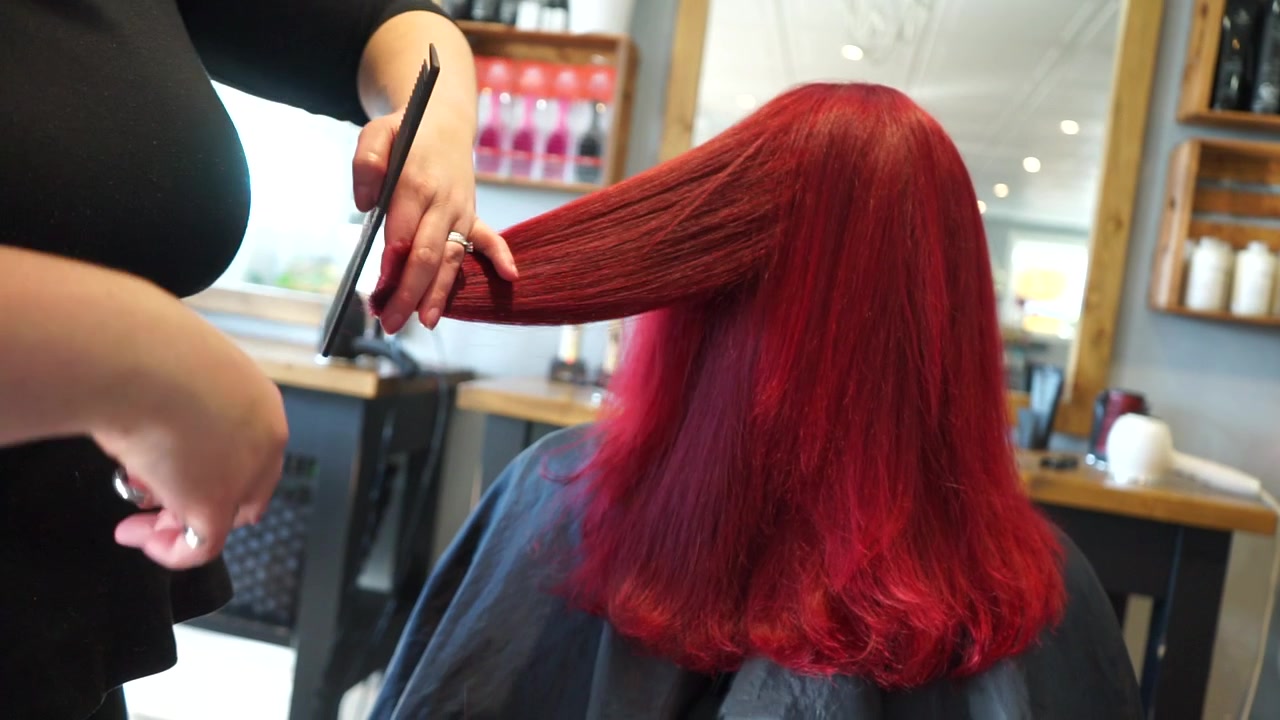 Taglio di capelli rossi in un salone a Petawawa, ON