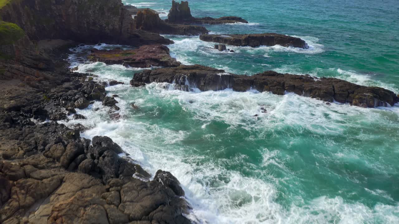 vista aérea de la costa rocosa alrededor de las rocas de la catedral, kiama, nsw, australia - disparo de drones