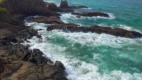 Vista-Aérea-De-La-Costa-Rocosa-Alrededor-De-Las-Rocas-De-La-Catedral,-Kiama,-Nsw,-Australia---Disparo-De-Drones