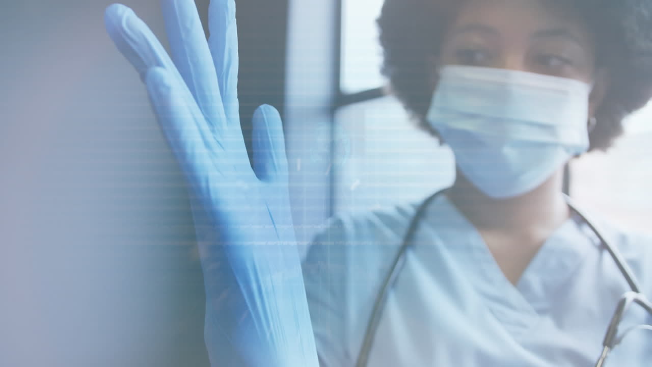 Animazione di uno scanner e di elaborazione dati sopra una dottoressa con mascherina che indossa guanti chirurgici.