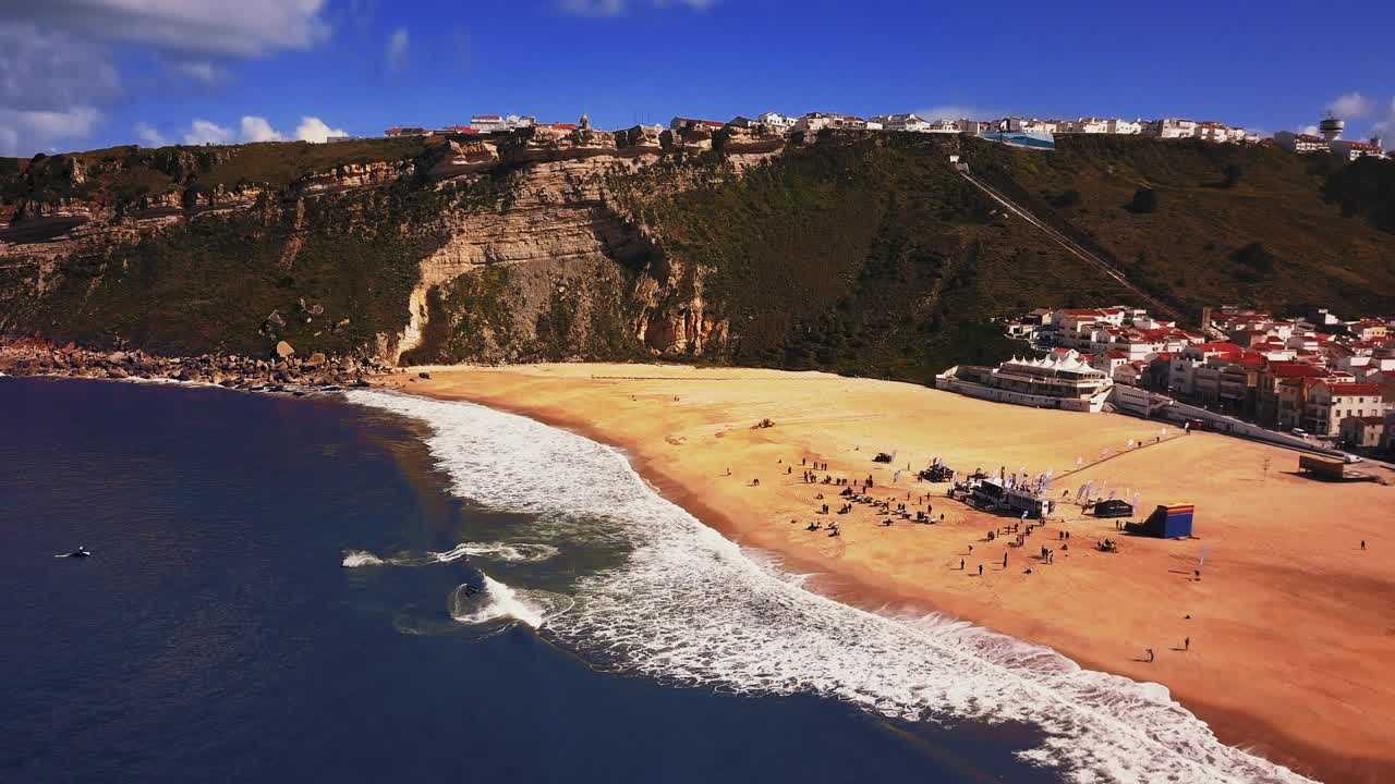 대서양 연안에 있는 나자레 비치 리비에라 (nazare beach riviera) 는 큰 파도에서 서핑을 하는 곳으로, 고대 도시와 산책로의 공중 전망입니다.