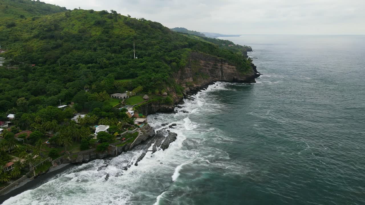 vista aérea que avanza, vista panorámica de la costa de la playa bitcoin en el salvador, méxico, formación rocosa en el fondo