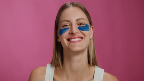 mujer con parches en los ojos