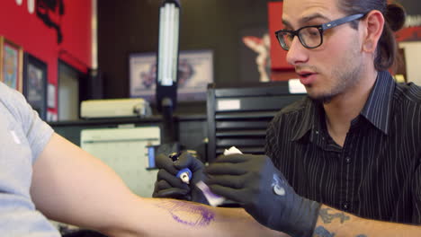 un primer plano de un hombre con un tatuaje en un salón filmado en r3d