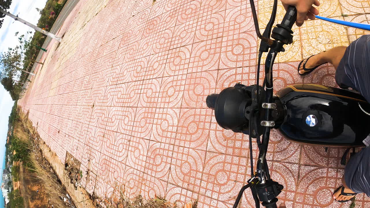 viajero vertical gopro pov montando moto con tabla de surf